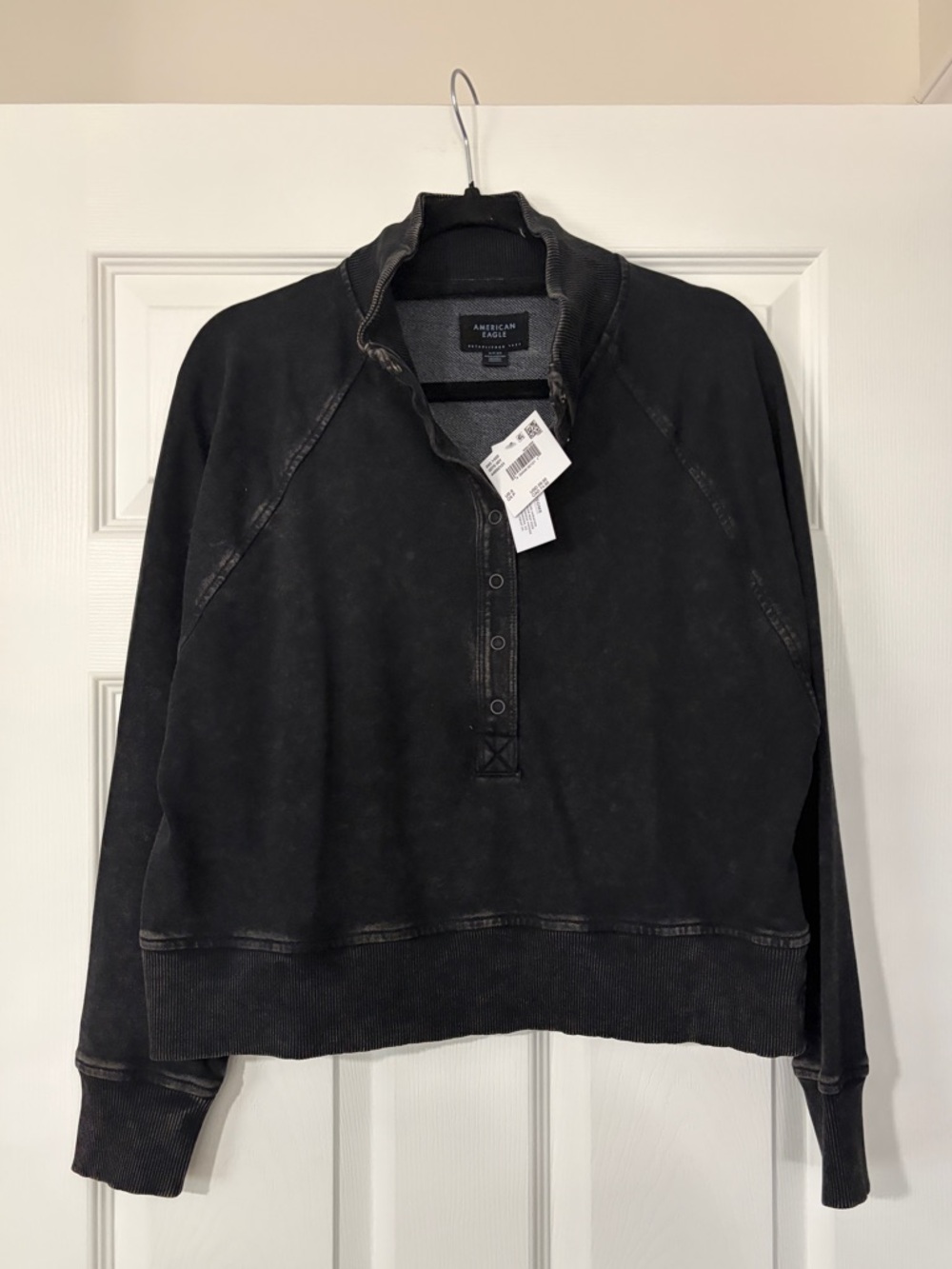 NWT American Eagle Outfitters Women’s Black Big Hug Fleece Henley Sweatshirt